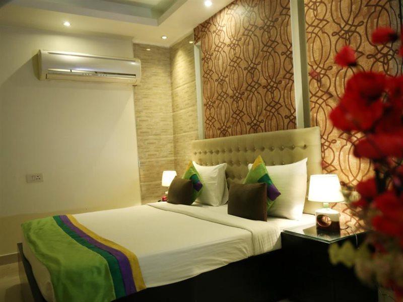 Hotel B Continental Delhi  Bagian luar foto