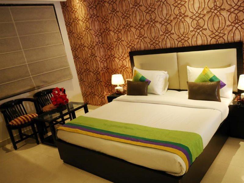 Hotel B Continental Delhi  Bagian luar foto