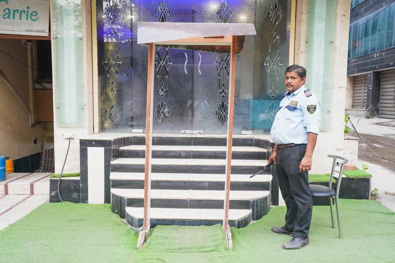 Hotel B Continental Delhi  Bagian luar foto