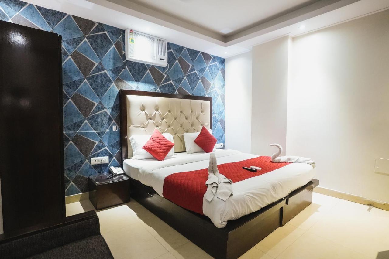 Hotel B Continental Delhi  Bagian luar foto