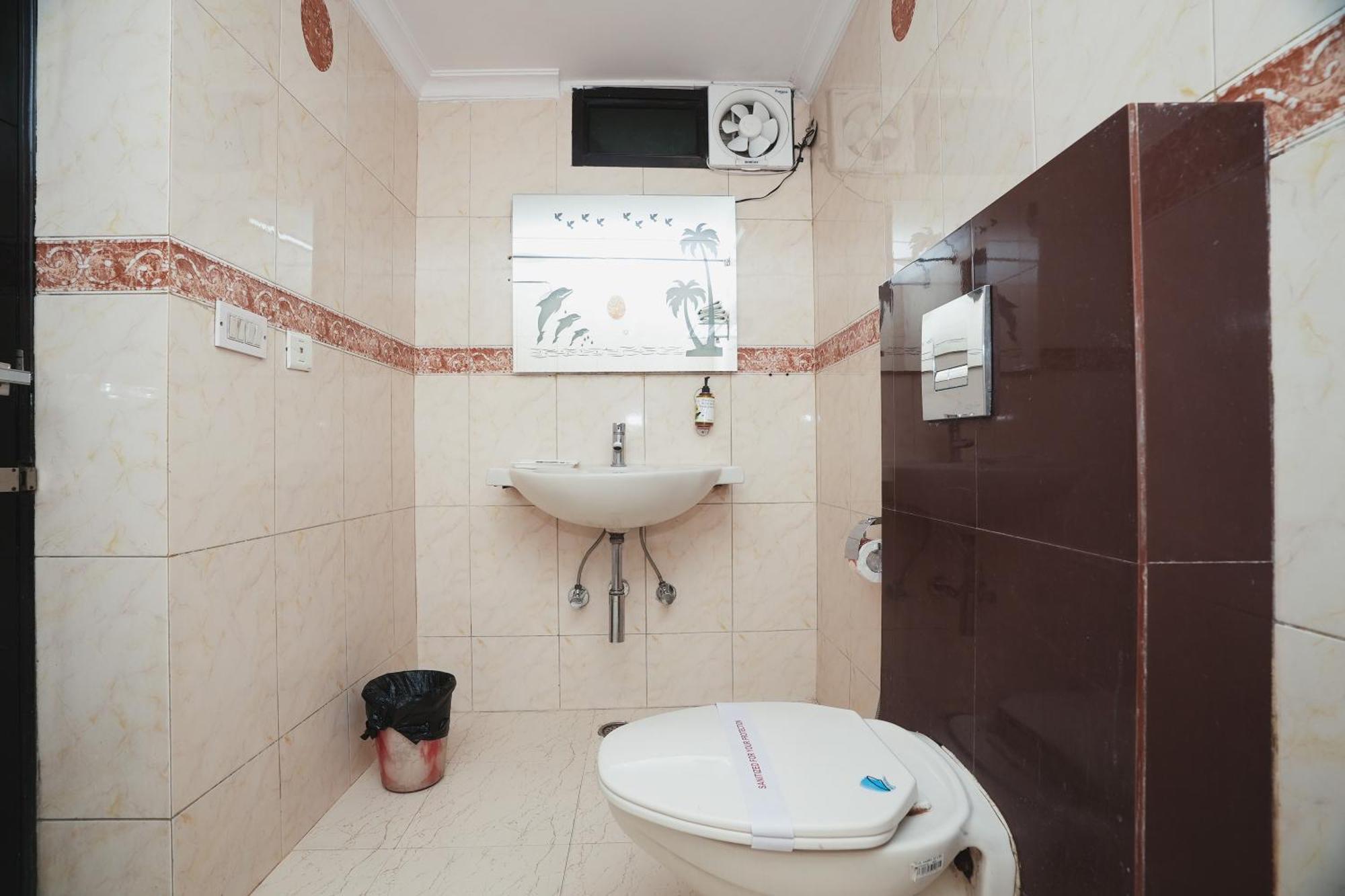 Hotel B Continental Delhi  Bagian luar foto