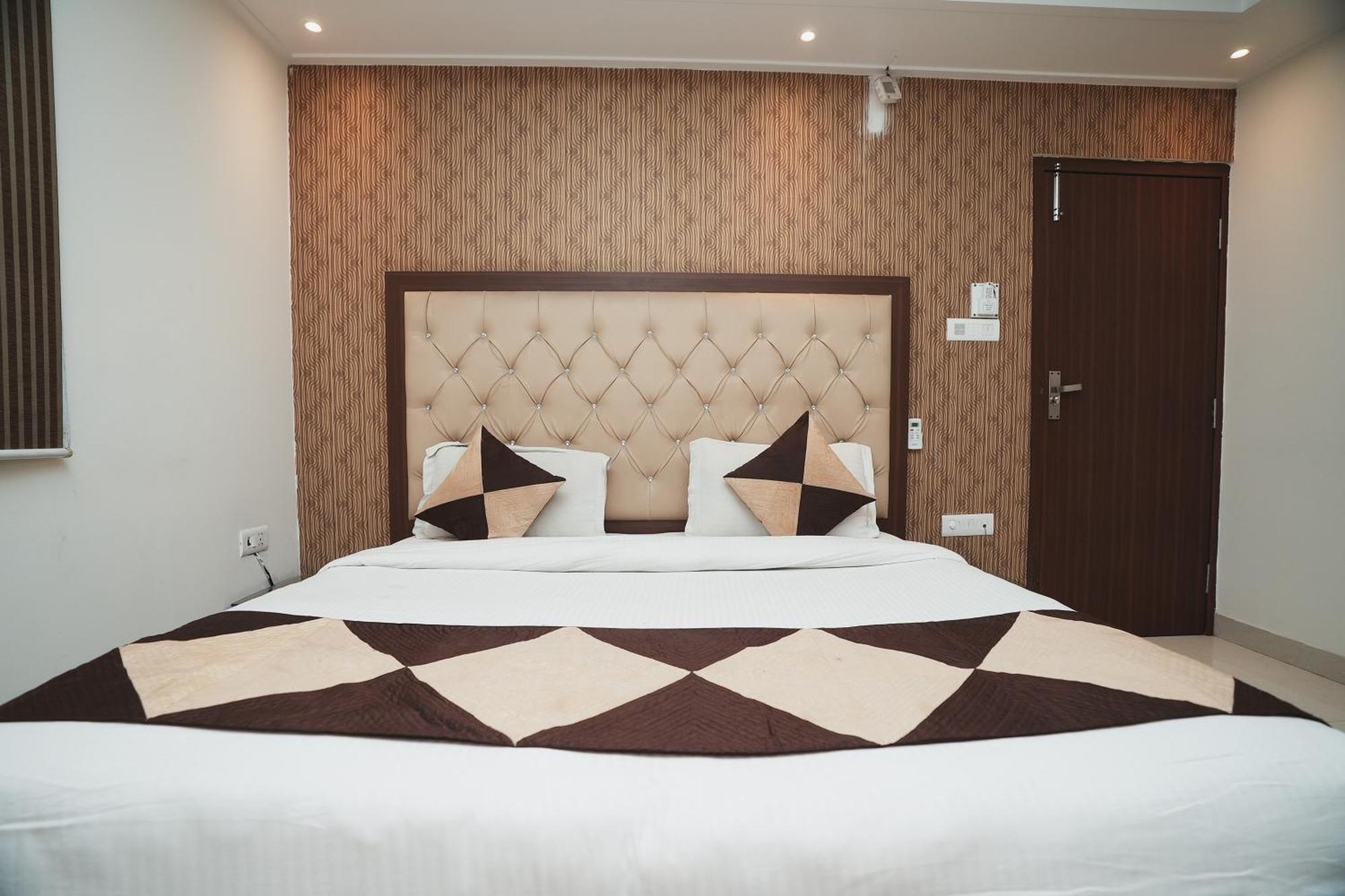 Hotel B Continental Delhi  Bagian luar foto