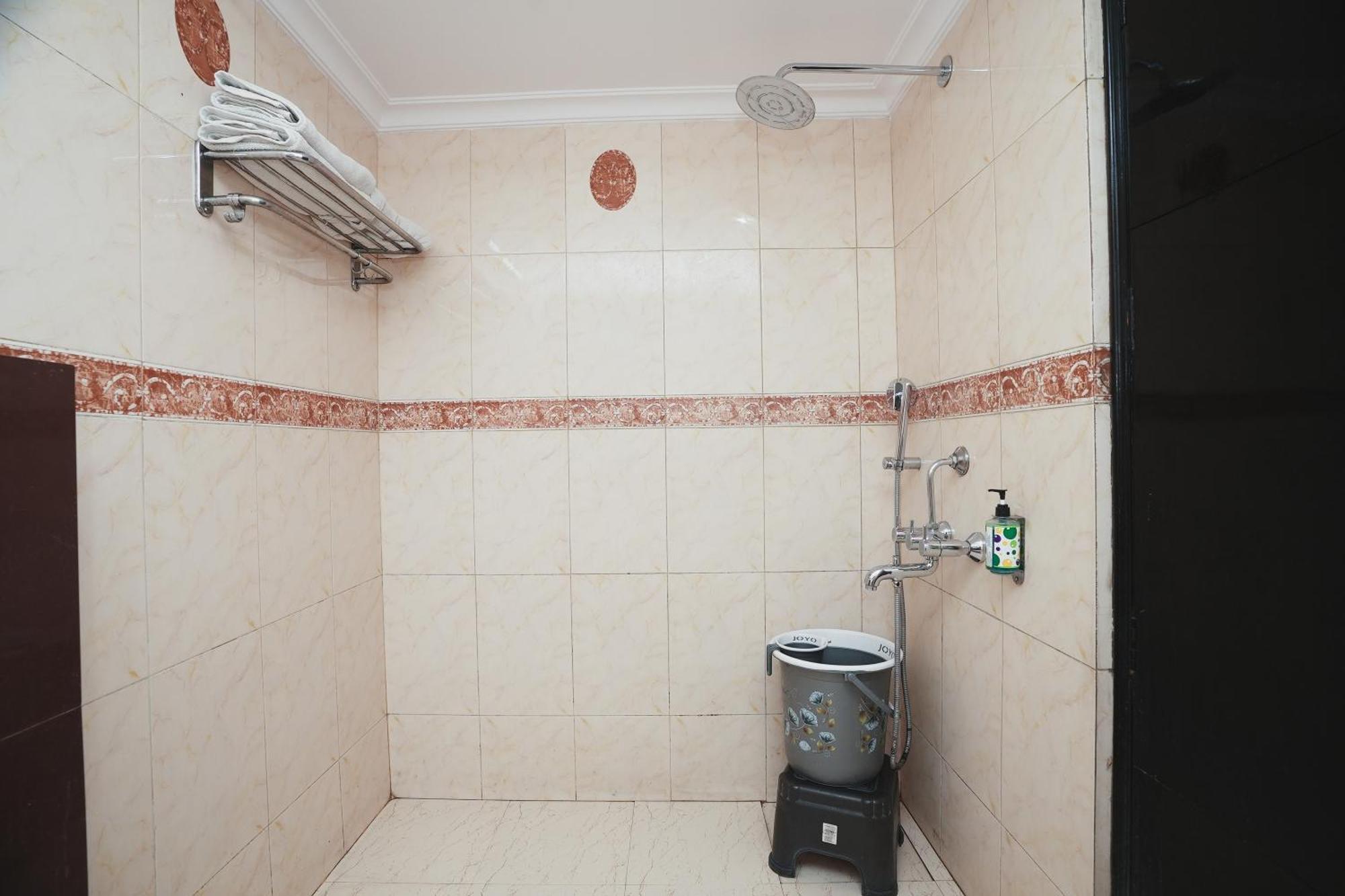 Hotel B Continental Delhi  Bagian luar foto
