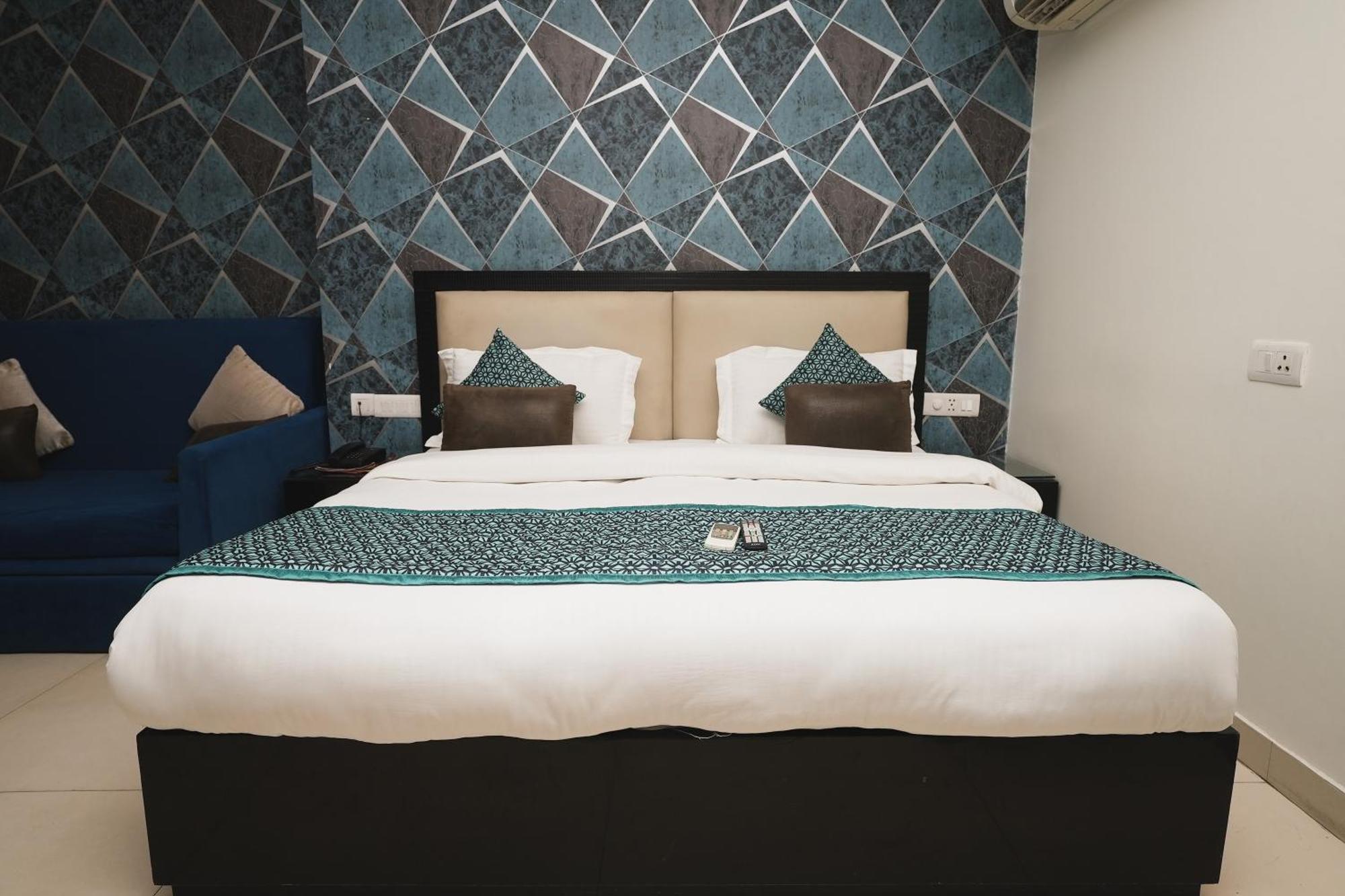 Hotel B Continental Delhi  Bagian luar foto