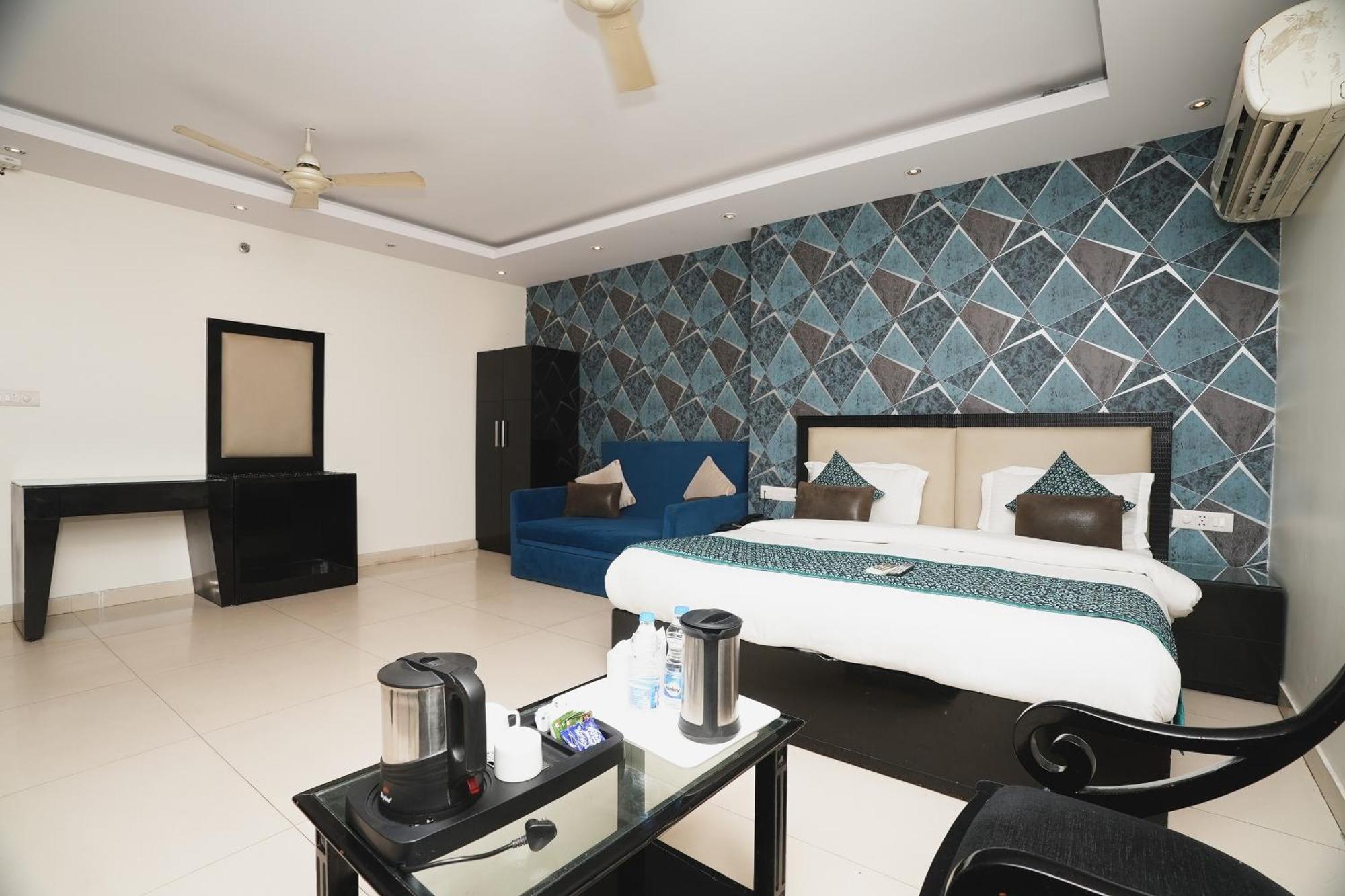 Hotel B Continental Delhi  Bagian luar foto