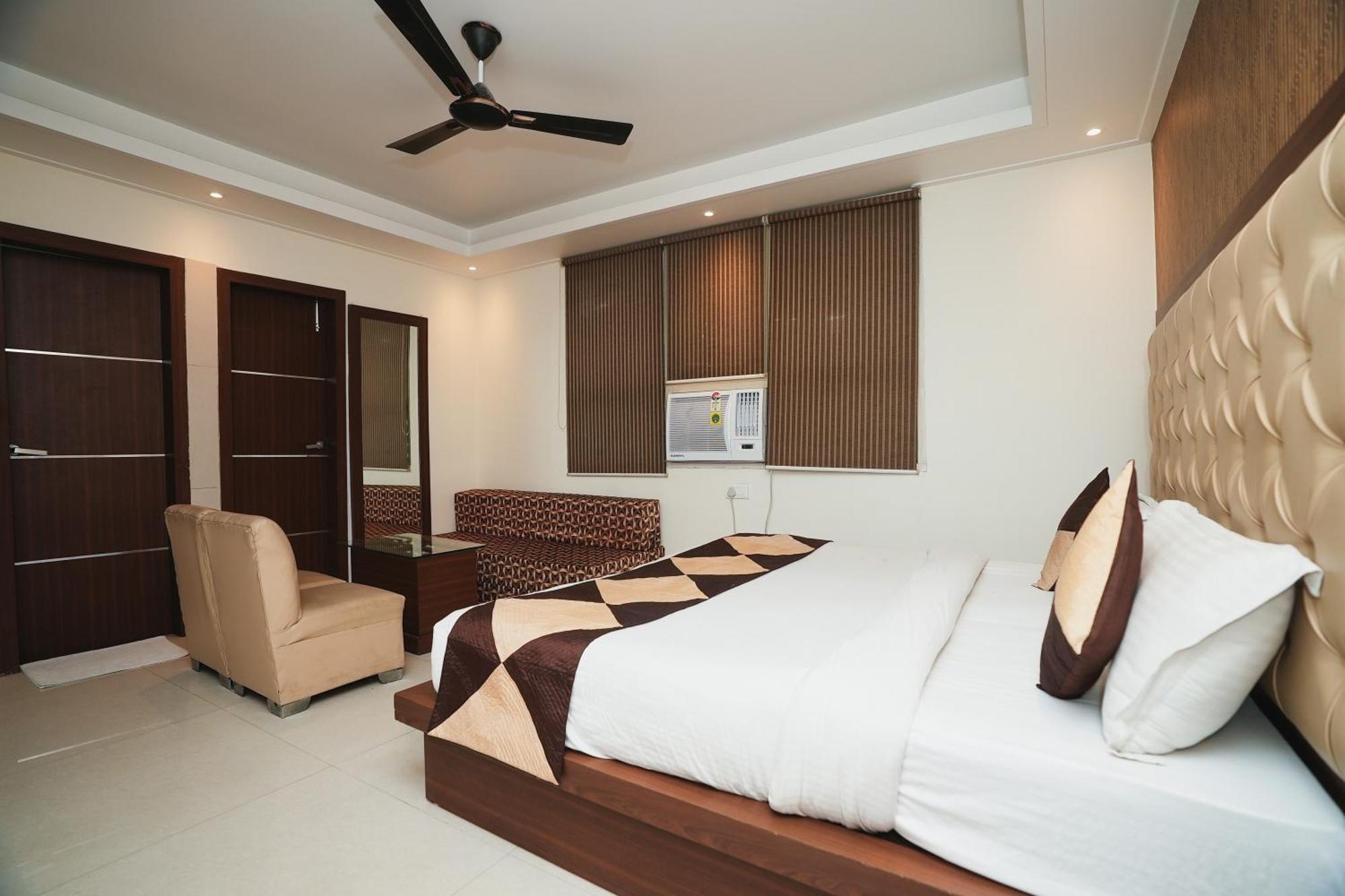 Hotel B Continental Delhi  Bagian luar foto