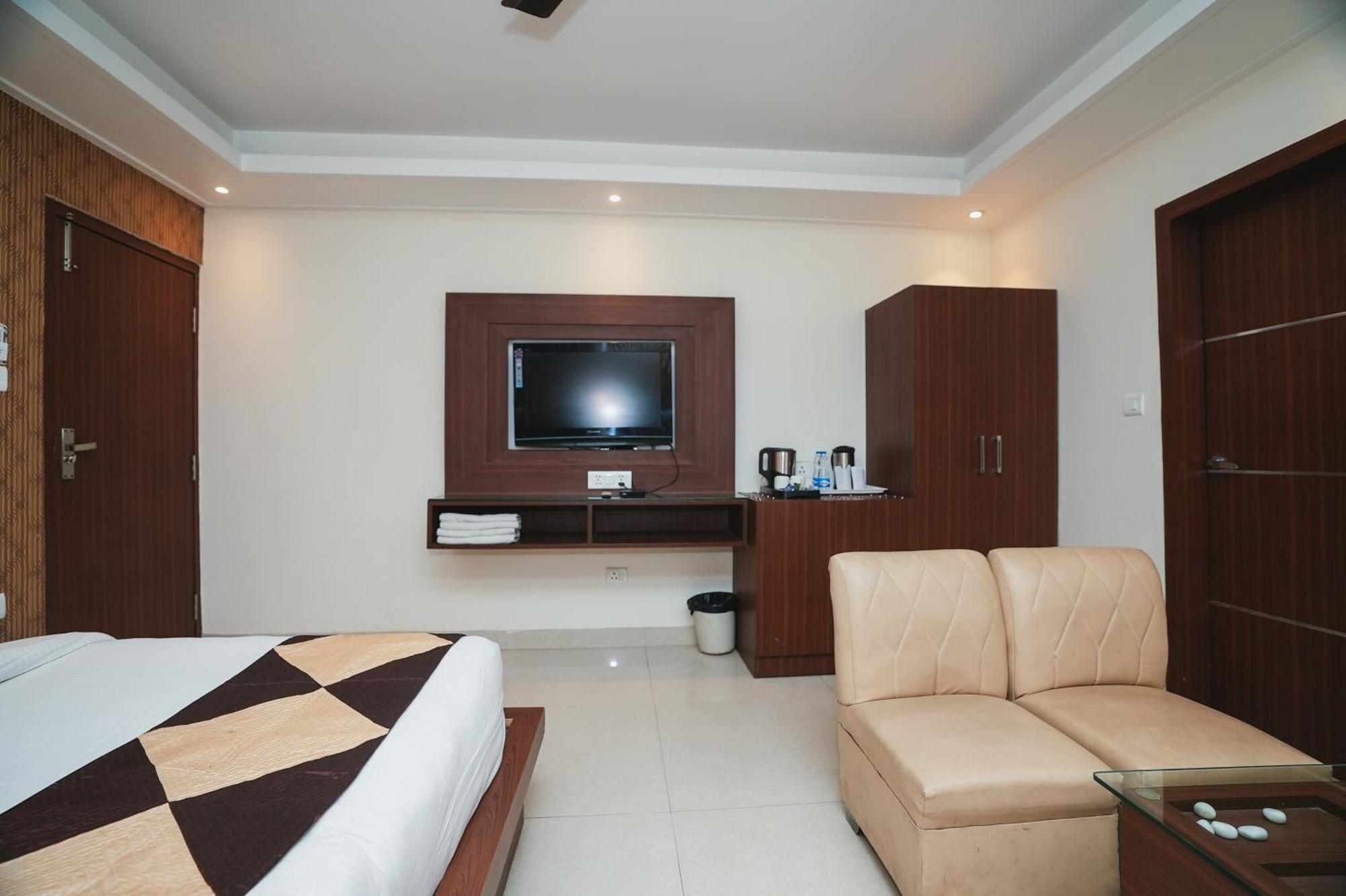 Hotel B Continental Delhi  Bagian luar foto