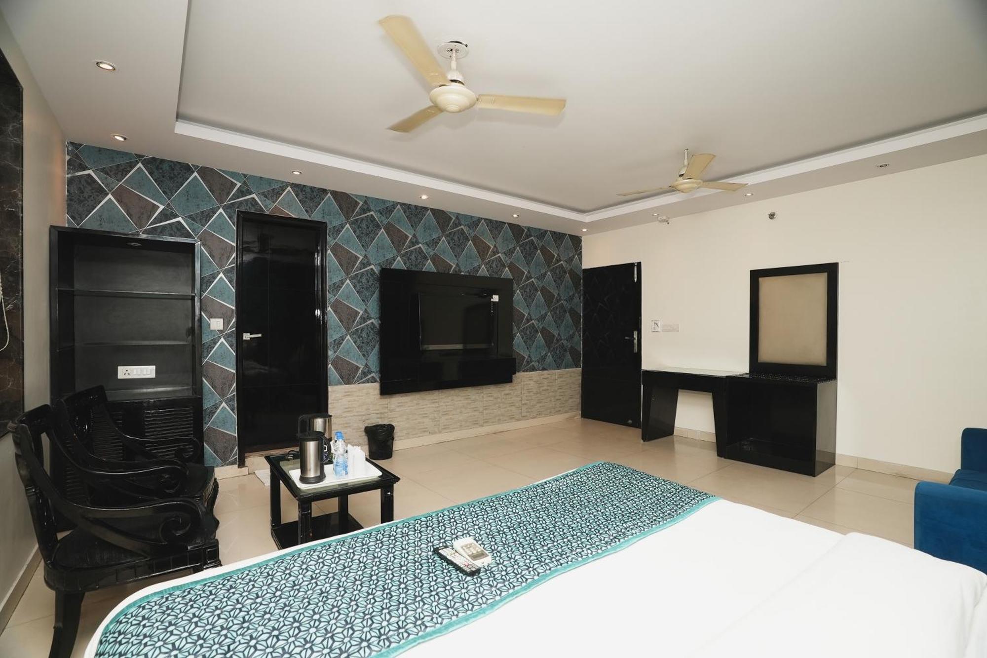 Hotel B Continental Delhi  Bagian luar foto