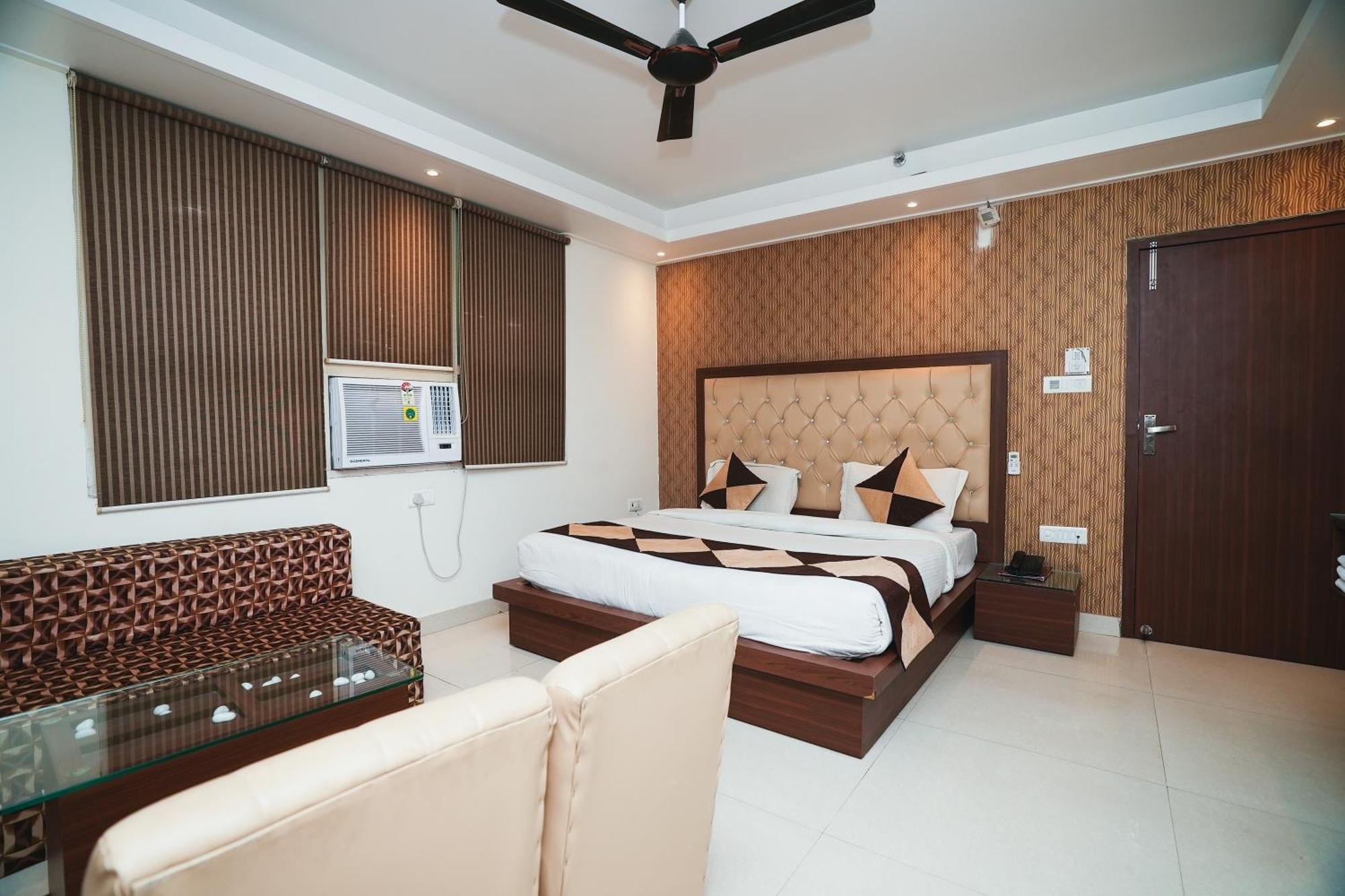 Hotel B Continental Delhi  Bagian luar foto
