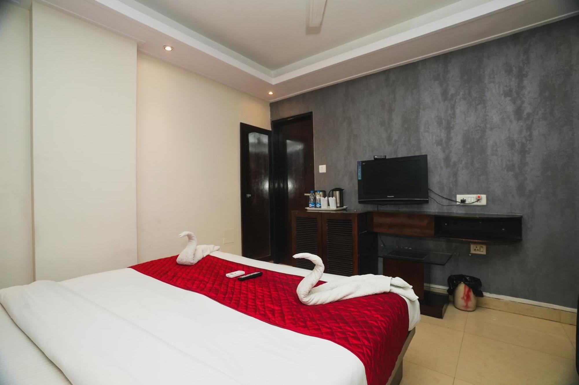 Hotel B Continental Delhi  Bagian luar foto