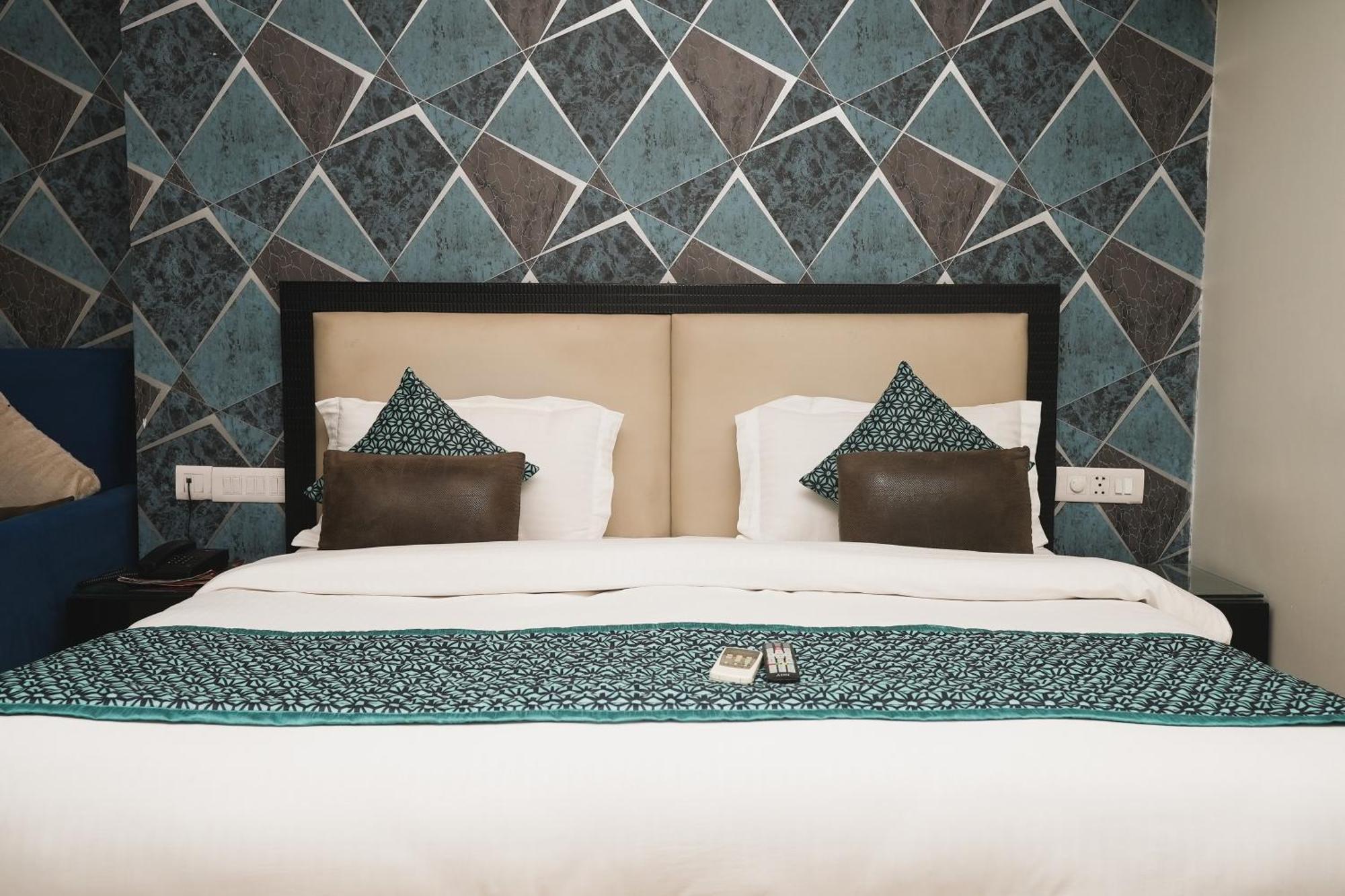 Hotel B Continental Delhi  Bagian luar foto
