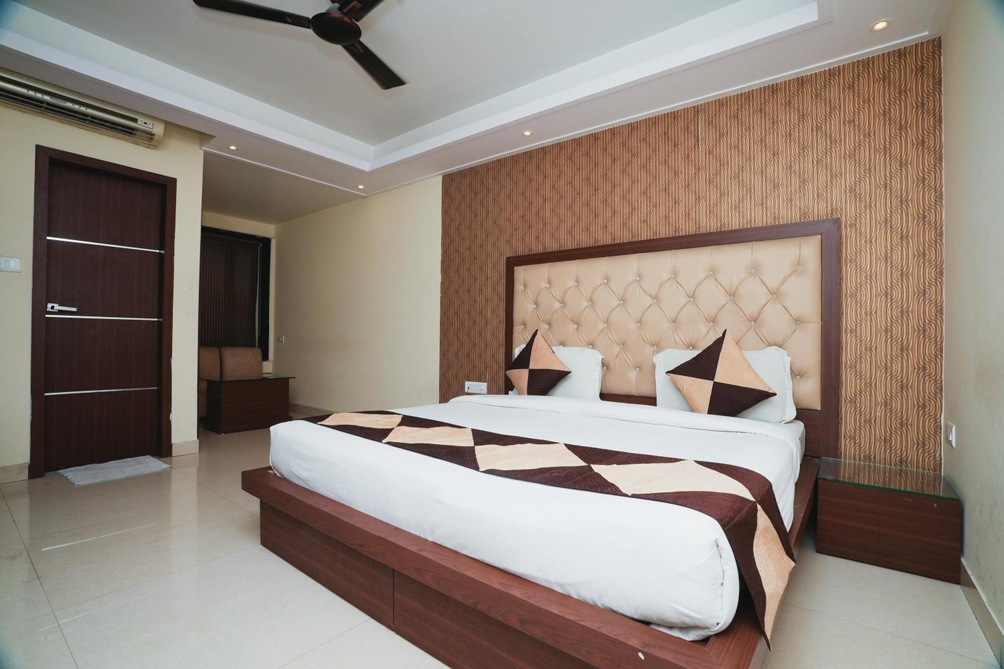 Hotel B Continental Delhi  Bagian luar foto