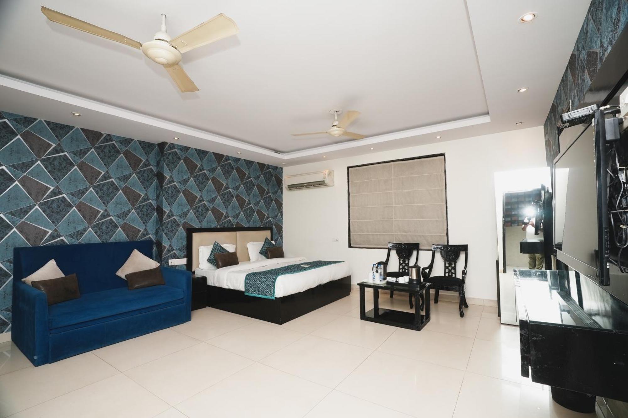 Hotel B Continental Delhi  Bagian luar foto
