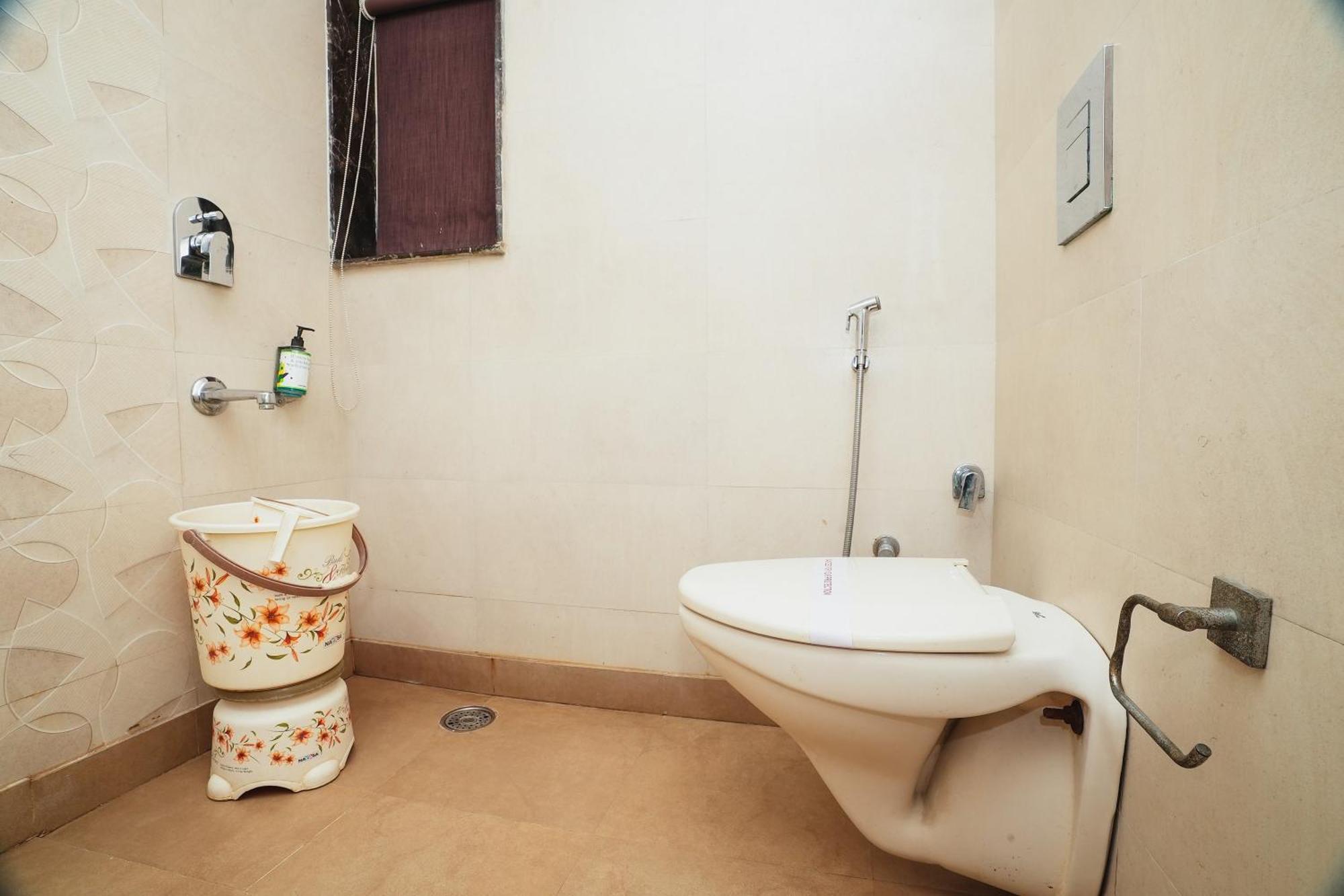 Hotel B Continental Delhi  Bagian luar foto