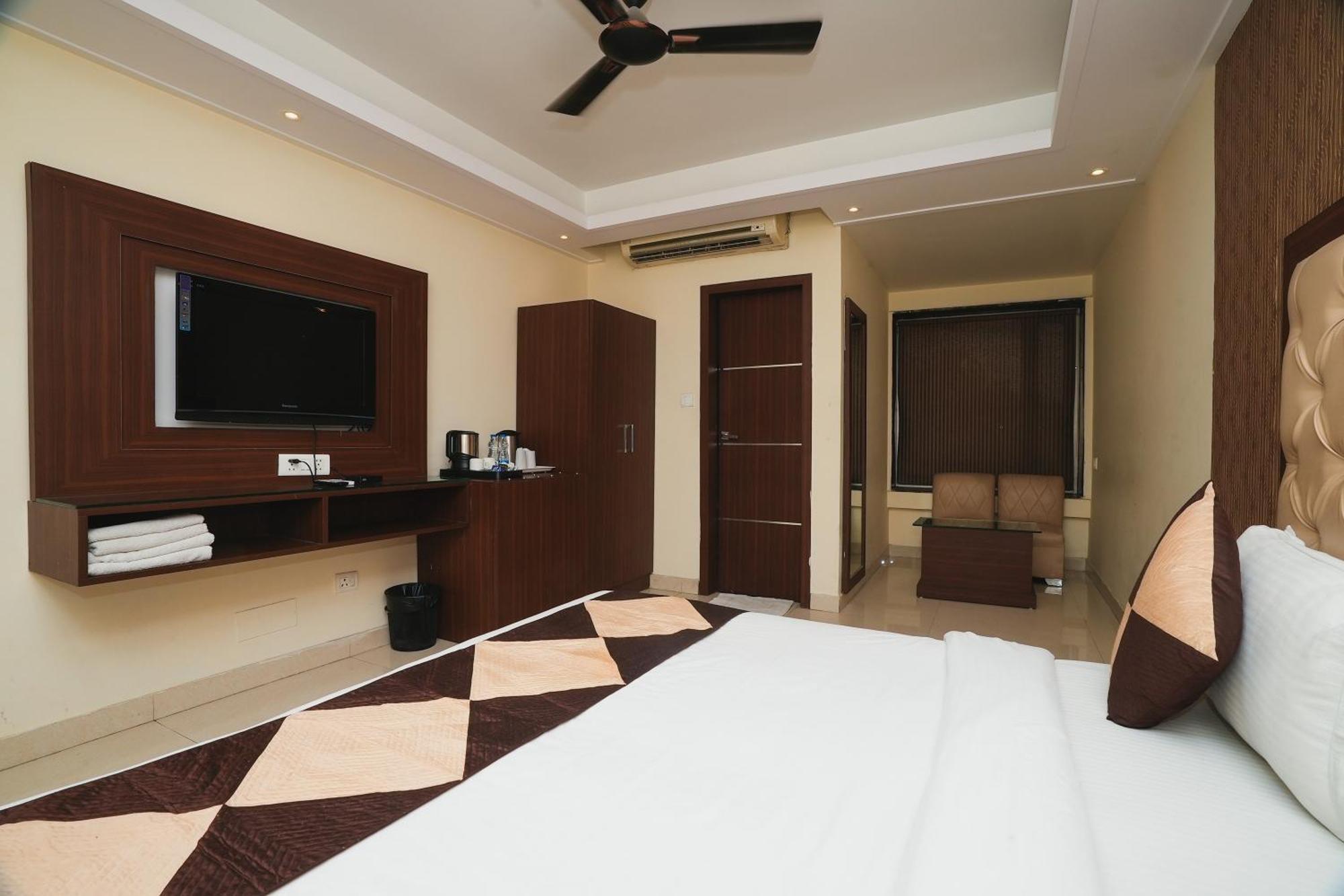 Hotel B Continental Delhi  Bagian luar foto