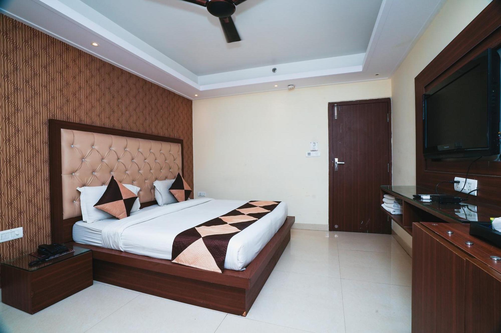 Hotel B Continental Delhi  Bagian luar foto