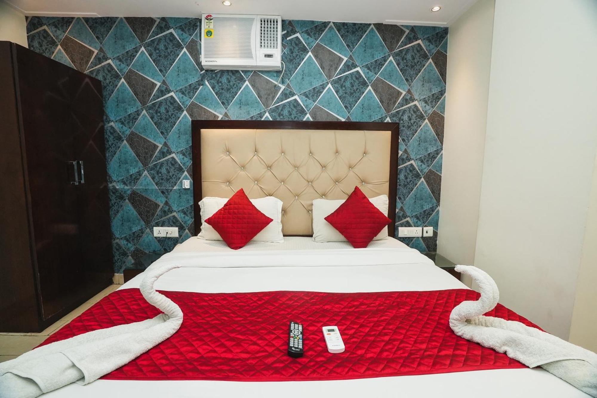 Hotel B Continental Delhi  Bagian luar foto