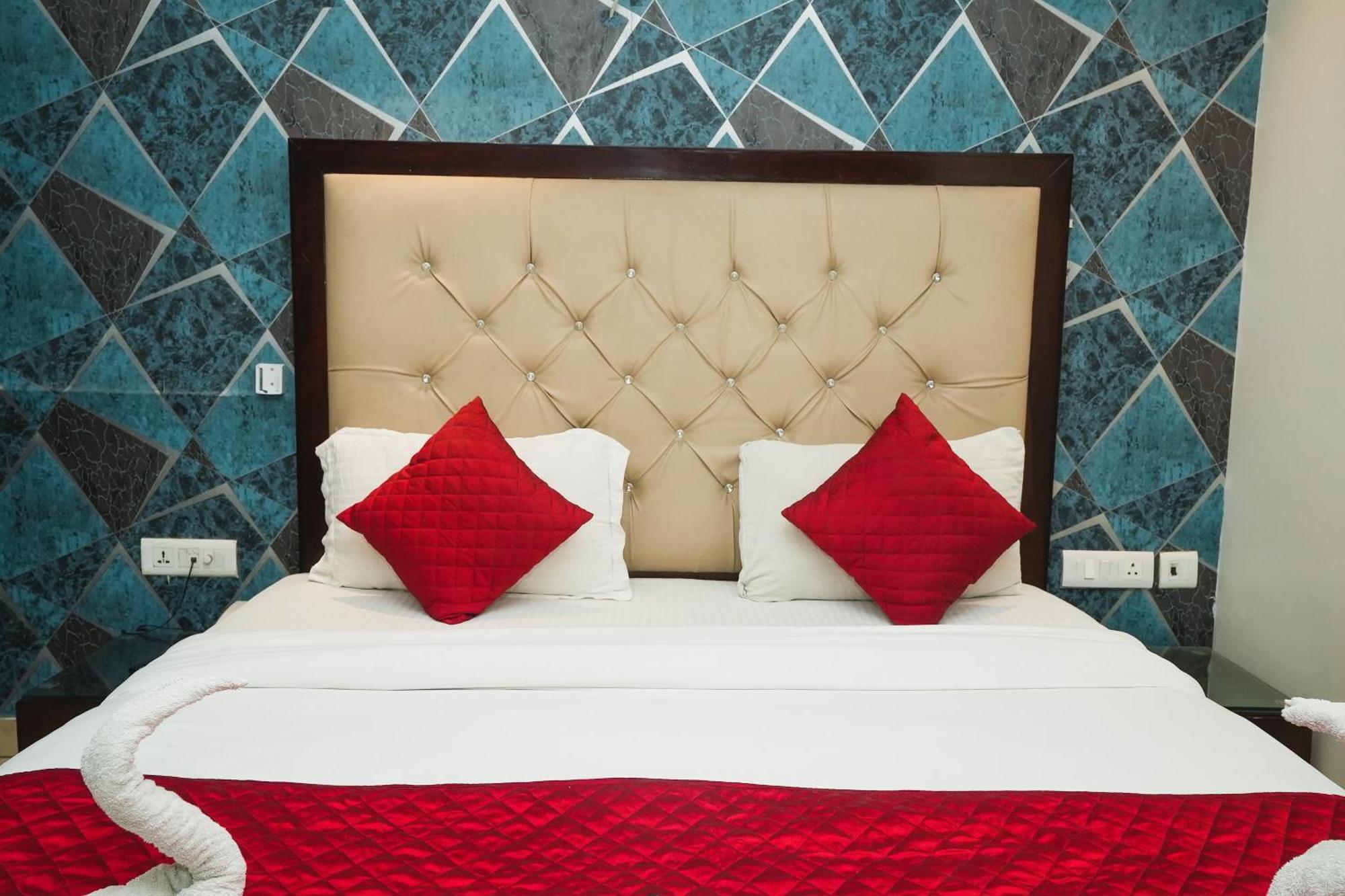 Hotel B Continental Delhi  Bagian luar foto