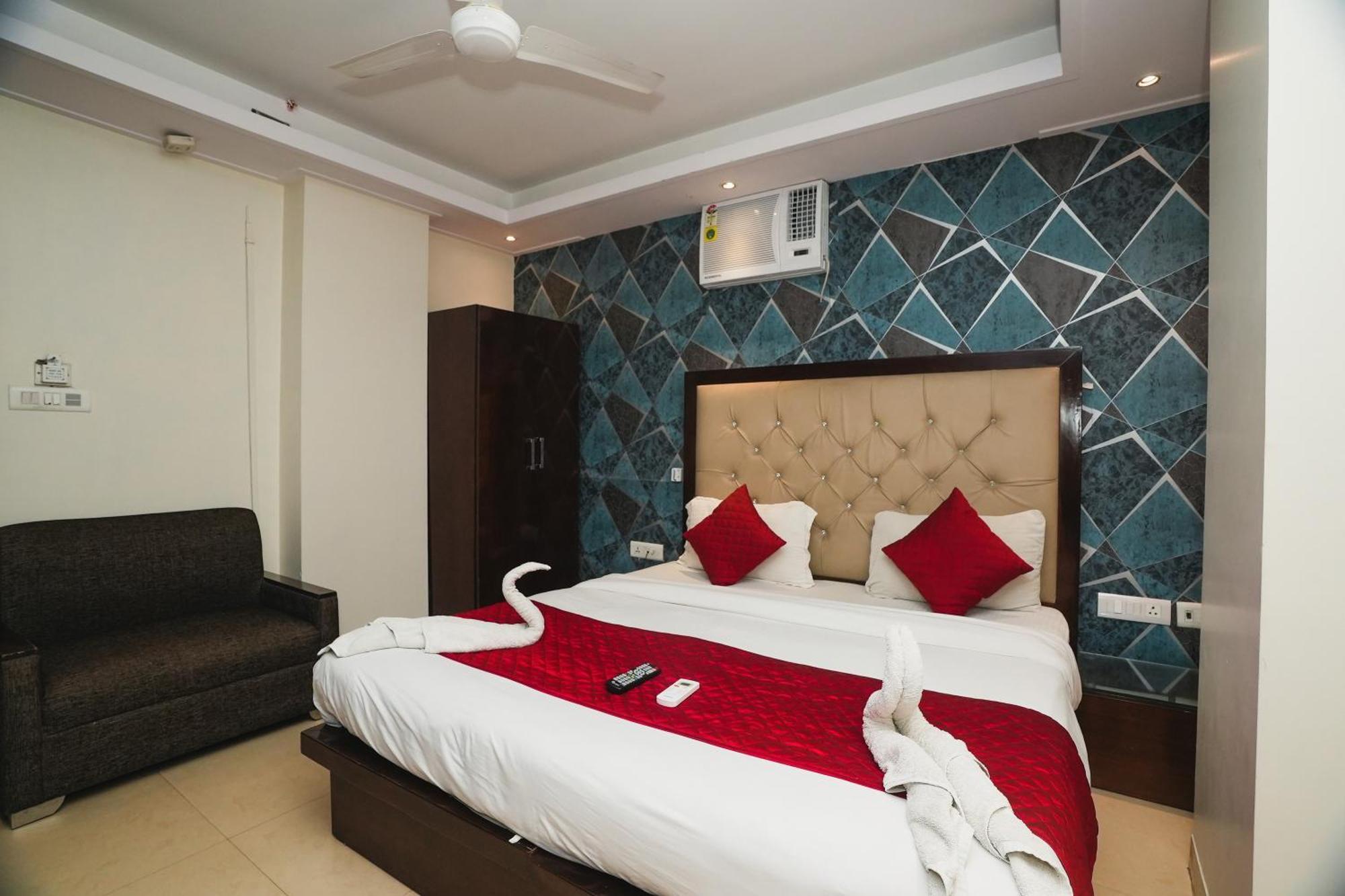 Hotel B Continental Delhi  Bagian luar foto