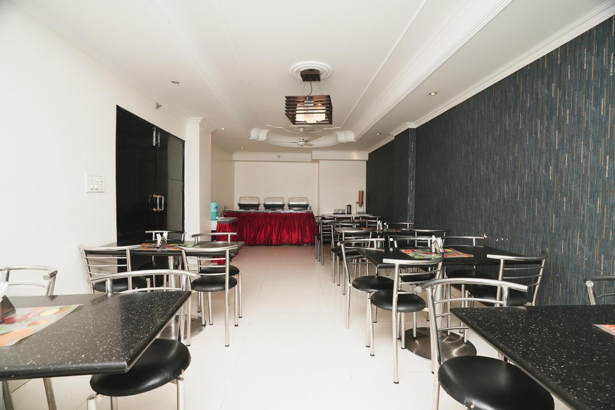 Hotel B Continental Delhi  Bagian luar foto
