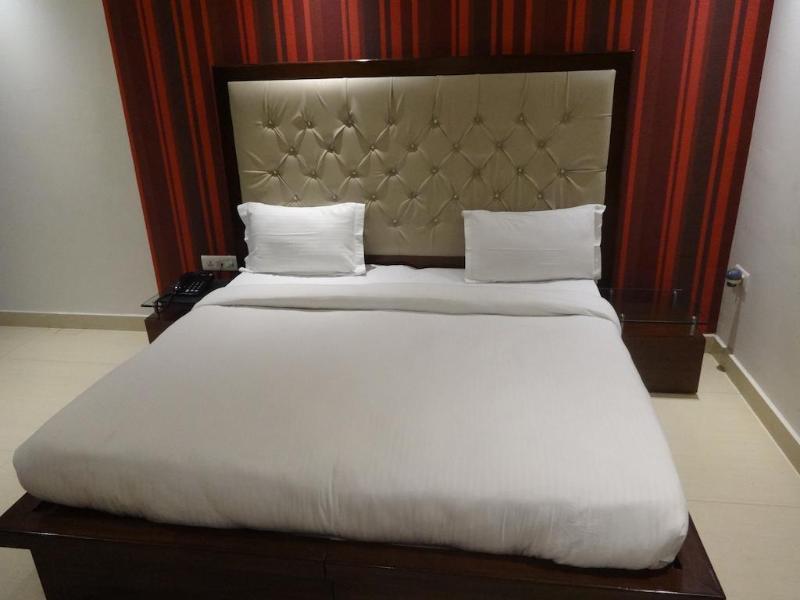 Hotel B Continental Delhi  Bagian luar foto