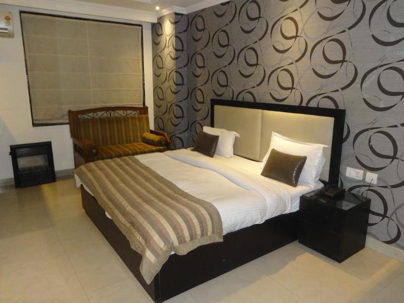 Hotel B Continental Delhi  Bagian luar foto
