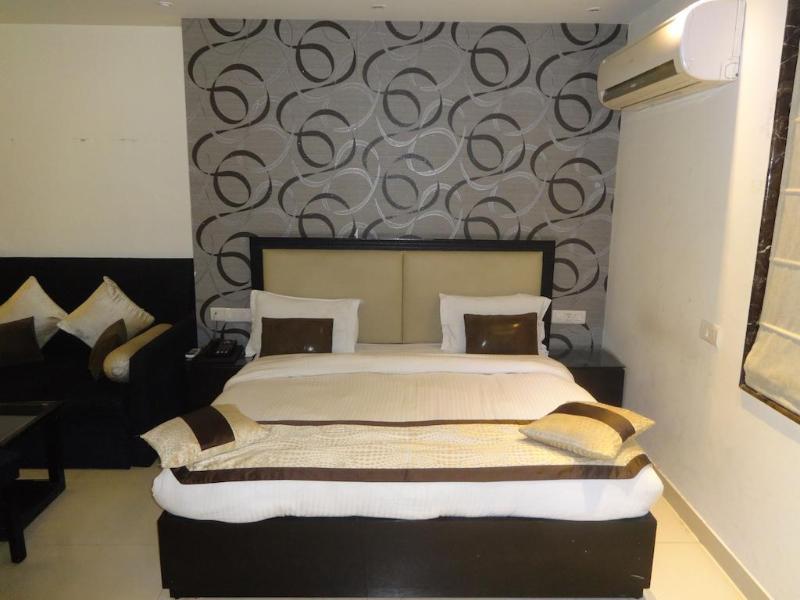 Hotel B Continental Delhi  Bagian luar foto