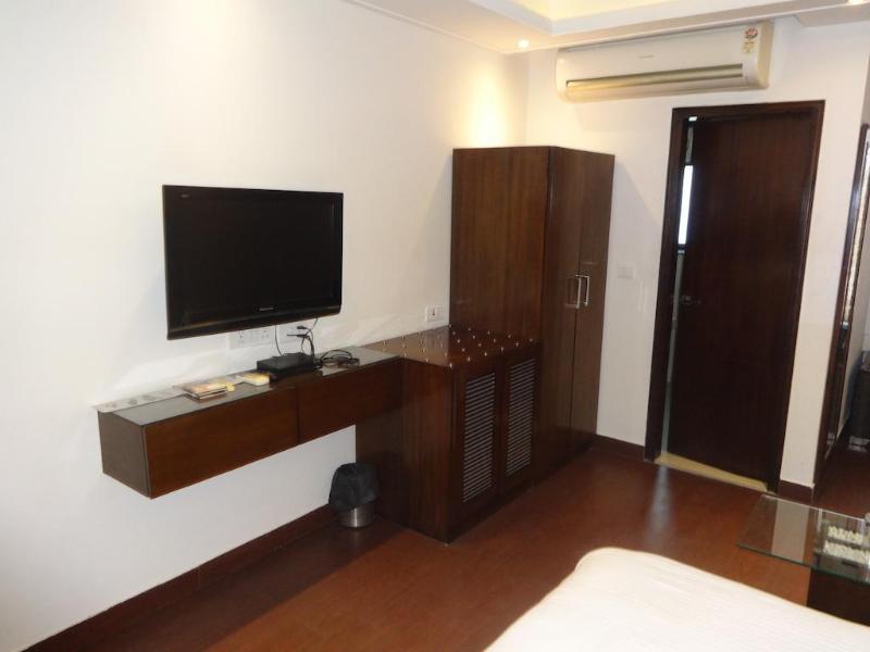 Hotel B Continental Delhi  Bagian luar foto