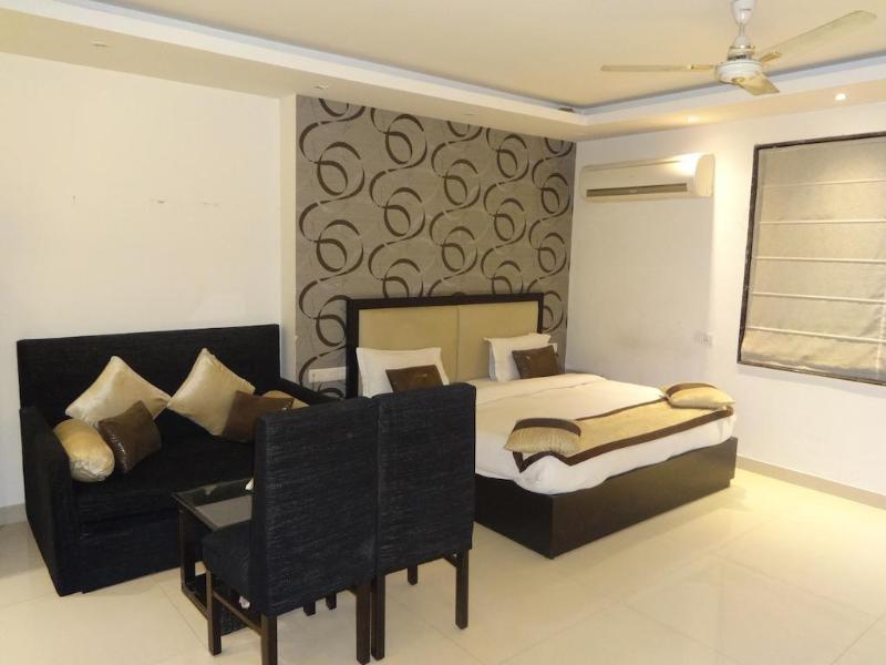 Hotel B Continental Delhi  Bagian luar foto
