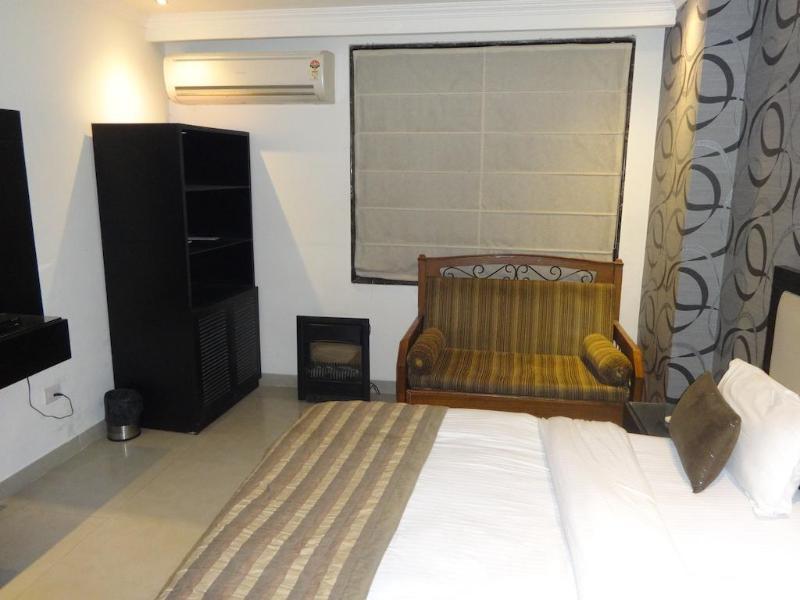 Hotel B Continental Delhi  Bagian luar foto