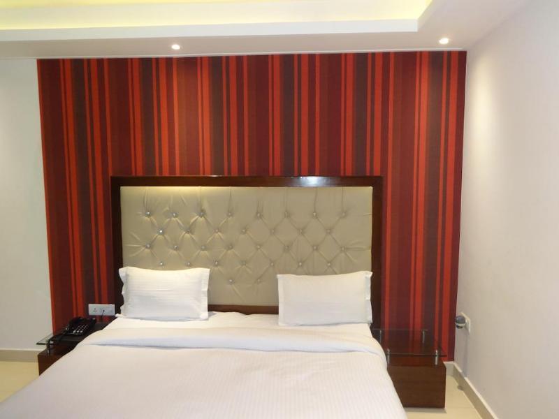 Hotel B Continental Delhi  Bagian luar foto