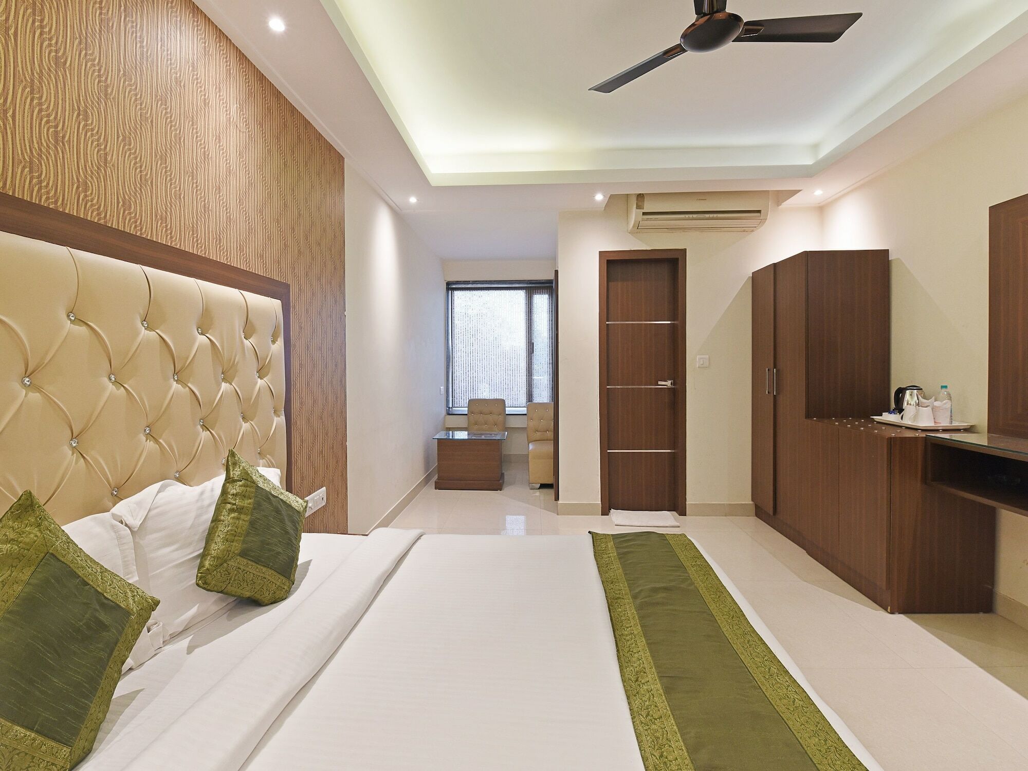 Hotel B Continental Delhi  Bagian luar foto