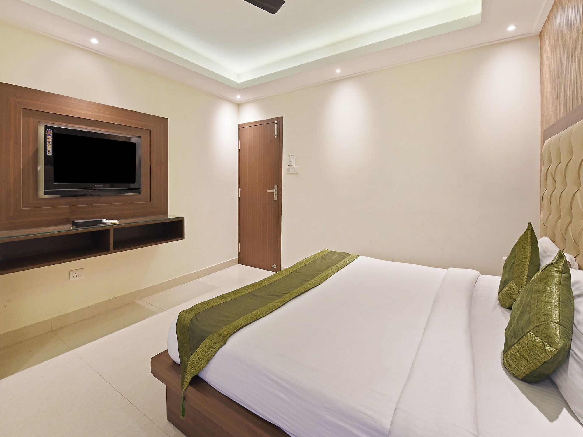 Hotel B Continental Delhi  Bagian luar foto